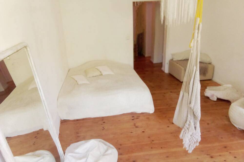 Ganze Wohnung, Kotti D' Azur, apartment with terrace, garden & 2 cats in the center of Berlin in Kreuzberg Berlin, Berlin