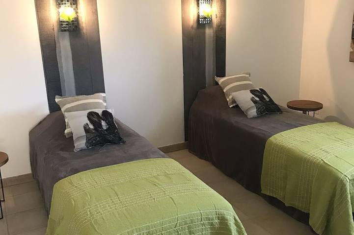 Location de vacances pour 4 personnes, avec terrasse ainsi que jardin et piscine à Lançon-Provence - 4