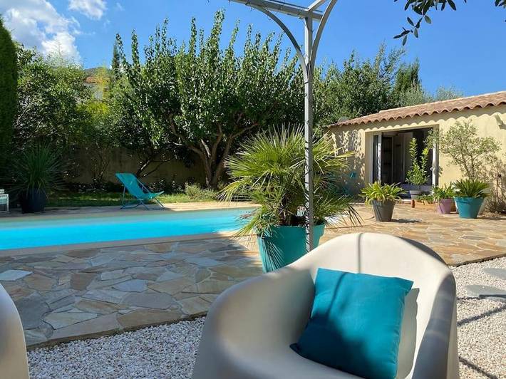 Gîte pour 2 personnes, avec piscine et jardin à Pourcieux