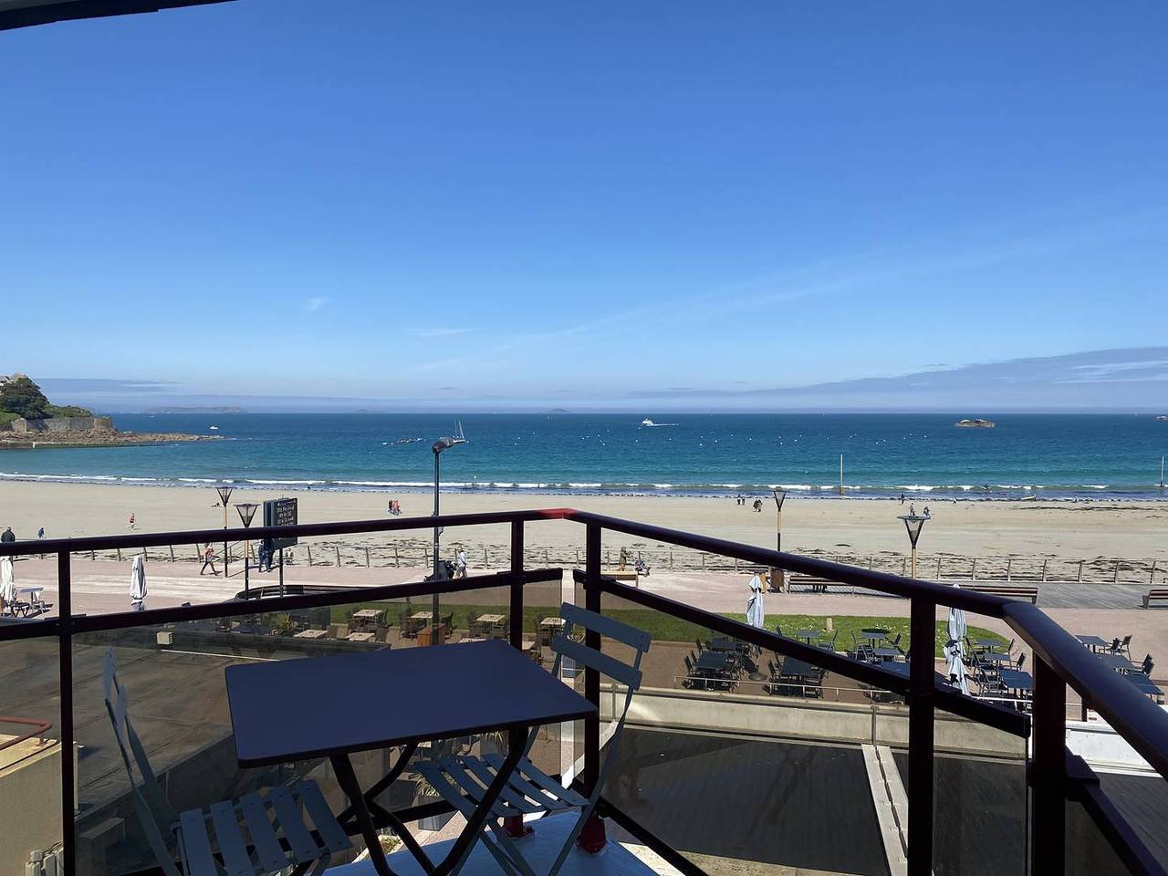 Entire apartment, Apartment Exceptional Sea View Trestraou beach in Perros-Guirec in Perros-Guirec, Pink Granite Coast