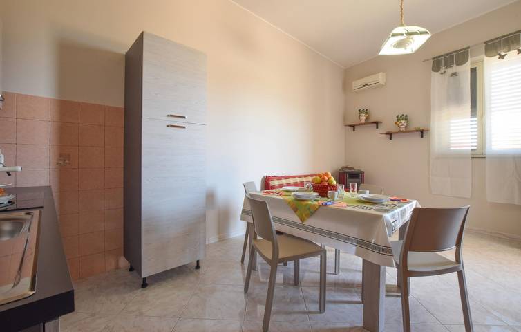 Appartamento intero, Accogliente appartamento con AC e WiFi, parcheggio, cucina vicino ad Acquedolci in Acquedolci, Provincia di Messina