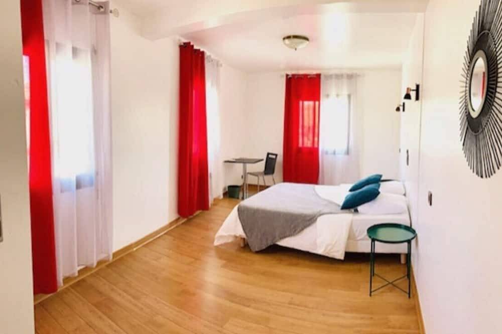 Beautiful spacious room and bar restaurant in Pont-Saint-Esprit, Nimes und Umgebung
