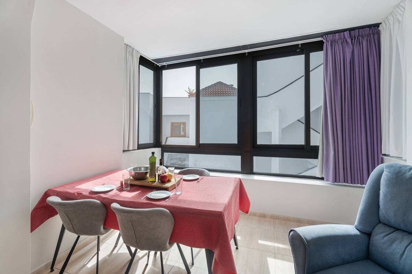 Ganze Wohnung, Ferienwohnung 'Nahe Allem' mit Bergblick, Gemeinschaftspool und Wlan in Los Cristianos, Arona