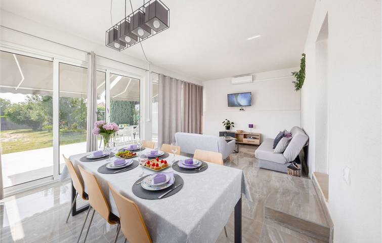 Charmantes Apartment, 2 km von Dugopolje entfernt: Apartment am Pool mit Terrasse und Parkplatz in Dugopolje, Dalmatinisches Zagora