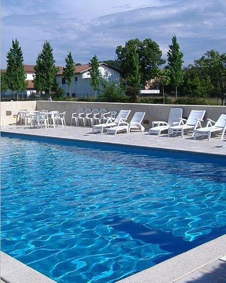 Hotel para 4 personas, con jardín además de terraza y piscina - 1