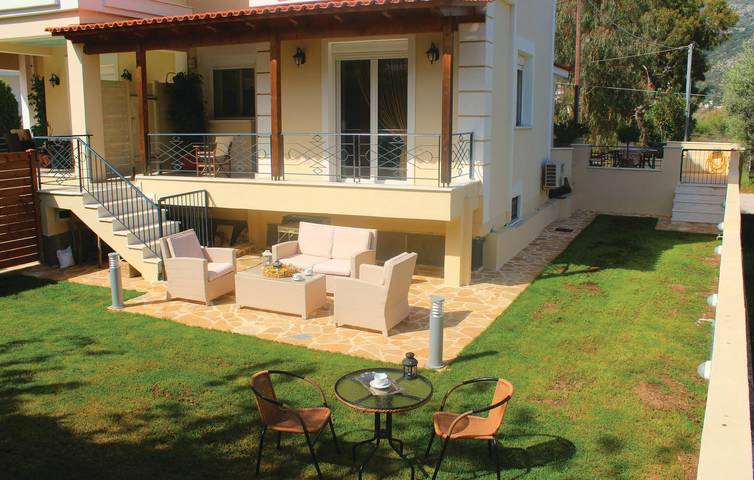Accogliente appartamento con terrazza e WiFi vicino alla costa di Nea Makri in Nea Makri, East coast of the Attika region