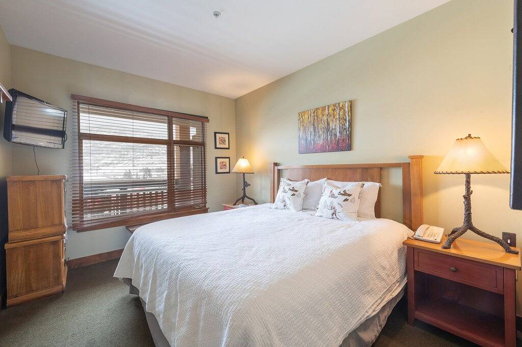 Ganze Wohnung, Sundial condo in the heart of canyons village, private patio, outdoor pool, walk to hiking & biking in Uinta Wasatch Cache National Forest