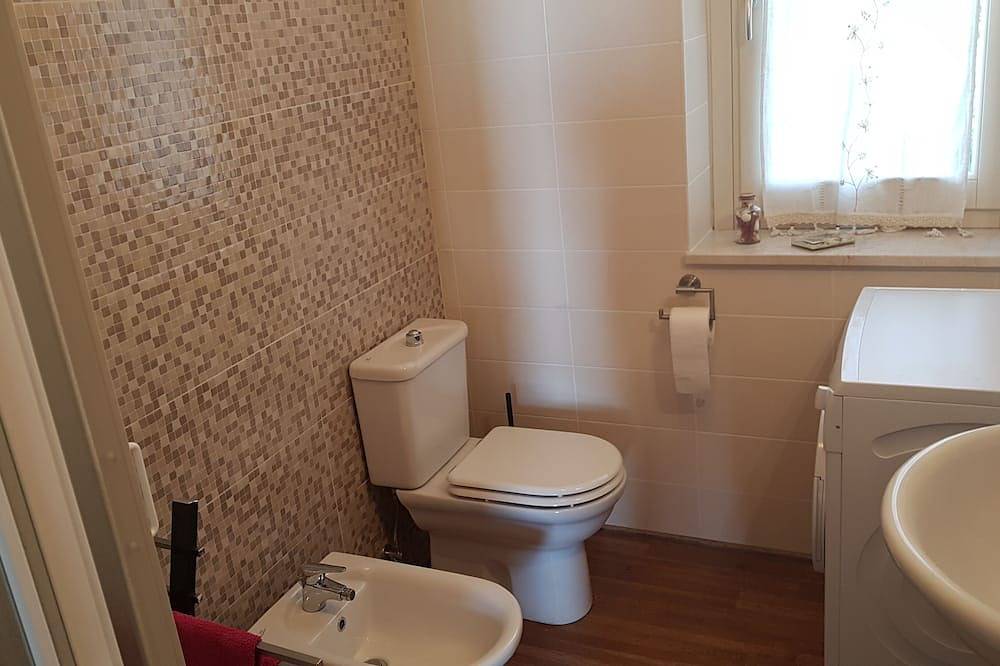 Cały apartament, Nowoczesny apartament z loggią, fantastycznym widokiem na jezioro i basen bez krawędzi in Maderno, Toscolano-Maderno