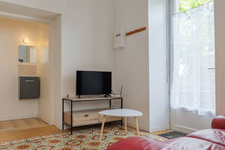Entire apartment, Le Piscounil Gîte with Shared Pool, Wi-Fi & Air Conditioning in Chauzon, Ardèche