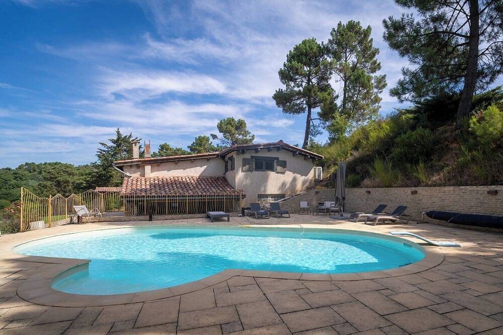 3.5-hectare private estate — heated pool, tennis and padel courts, sleeps 11 in Romans-sur-Isère, Región de Valence