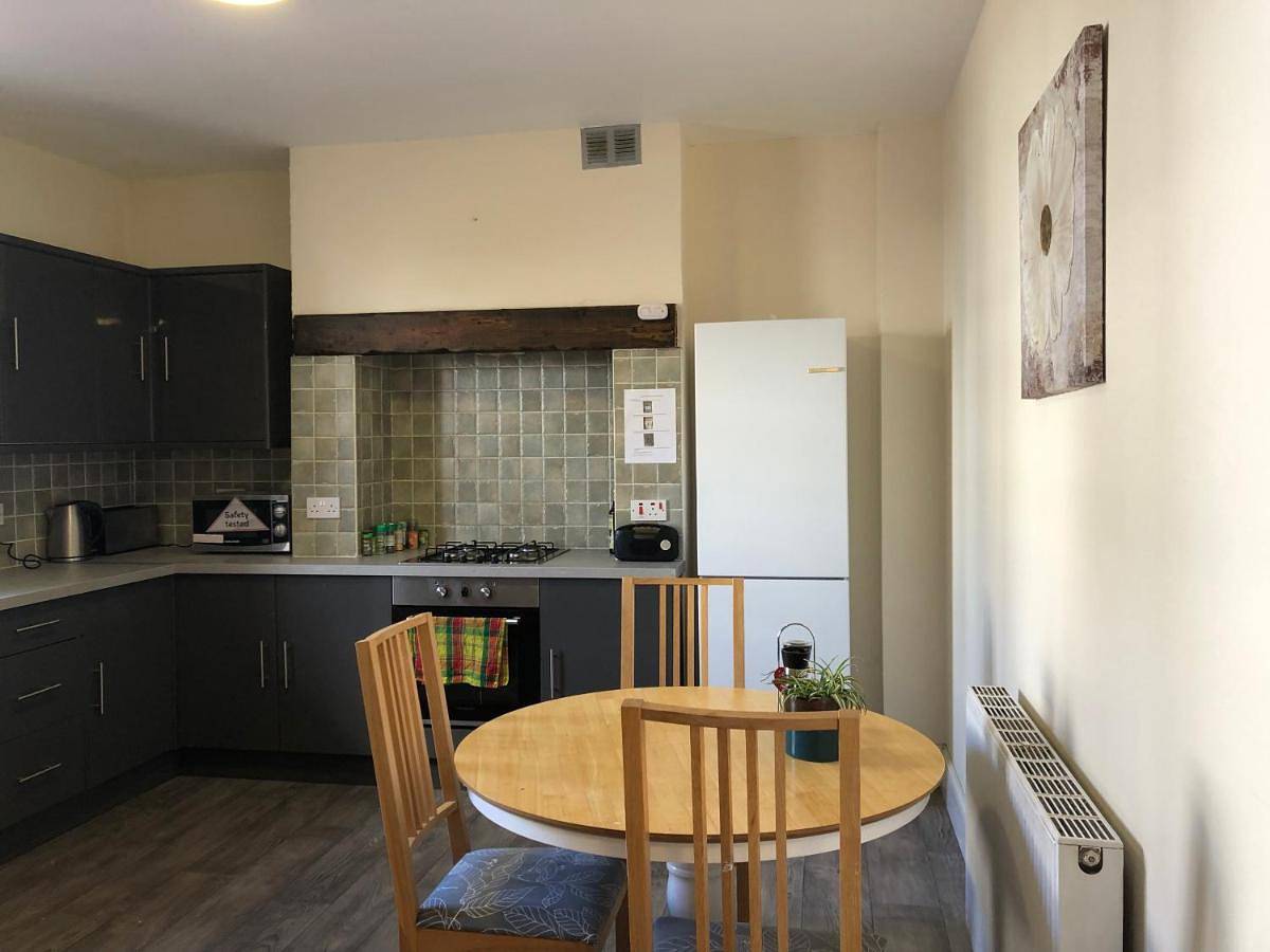 Entire vacation apartment, Comfortable Home away from Home, town centre, free parking,multiple Rooms in Cheltenham, Gloucestershire