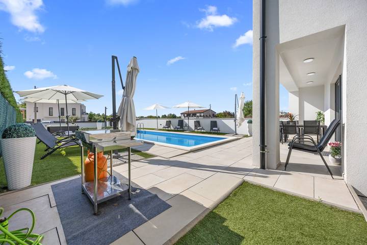Villa für 8 Personen, mit Pool und Terrasse in Poreč - 3
