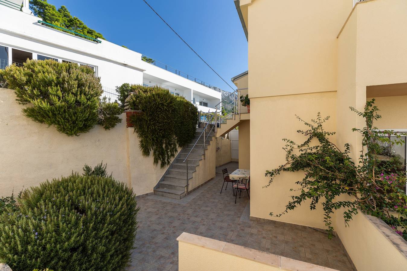 Ganze Wohnung, 1-Zimmer-Ferienwohnung mit Balkon und Meerblick Marusici, Omis A-1131-b in Marusici, Split-Dalmatien