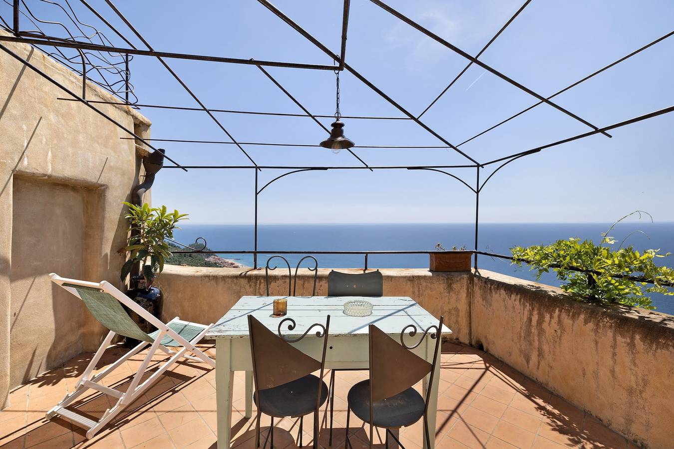 Appartamento intero, Appartamento 'Nespolo' con vista mare, Wi-Fi e aria condizionata in Varigotti, Comune di Finale Ligure
