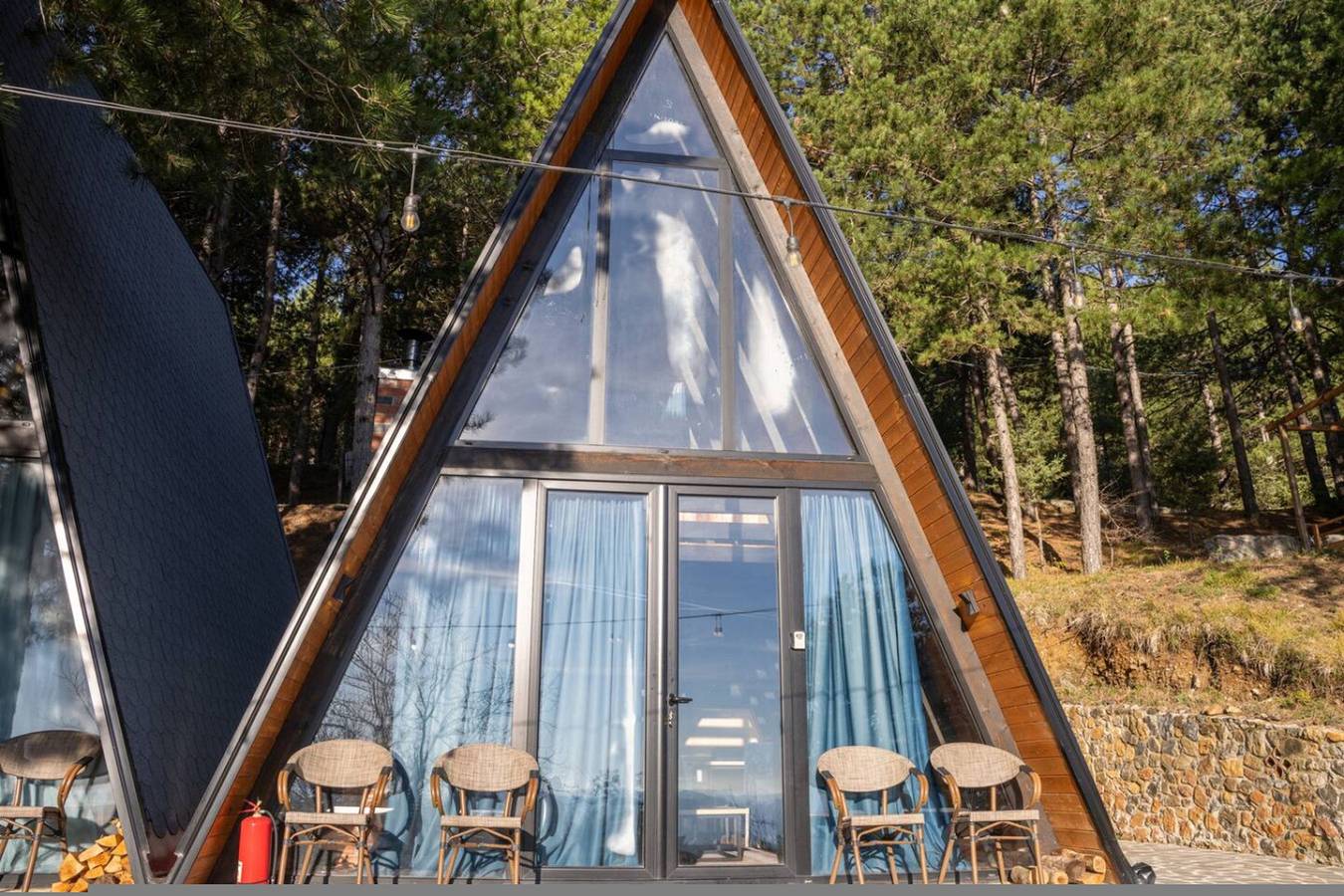 Ganzes Studio, Blue Retreat | The Golden Cabins with Garden in Elbasan