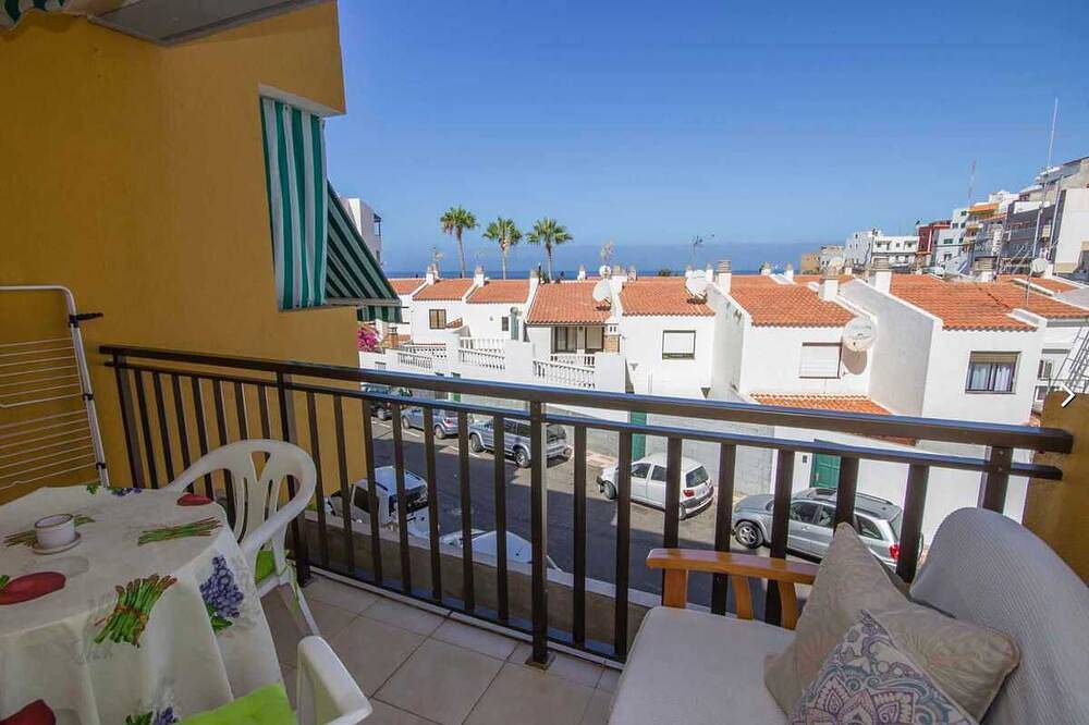 Entire apartment, Nice and spacious apartment near the beach, wifi in Puerto Santiago, Santiago del Teide