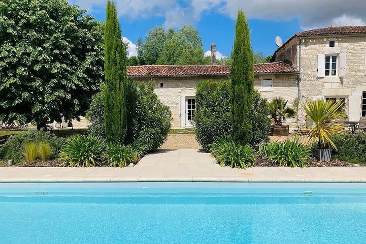 Gîte pour 4 personnes, avec jardin à Nercillac
