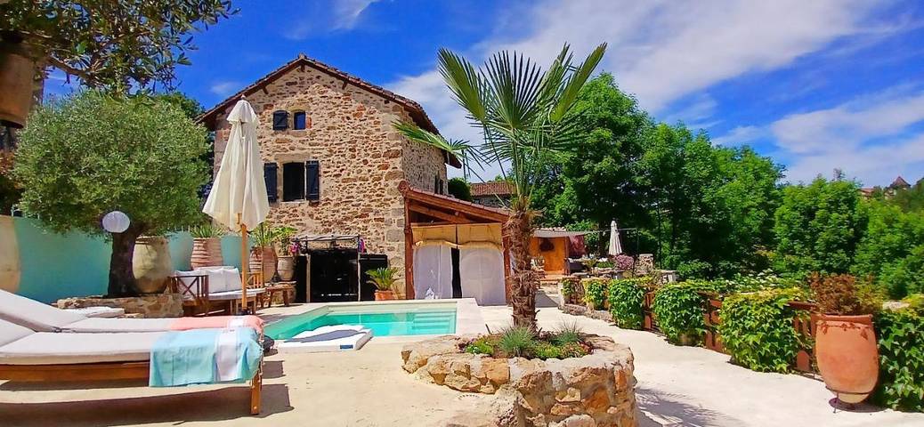Location de vacances pour 2 personnes, avec Terrasse et Jardin ainsi que Piscine et Vue à Planioles