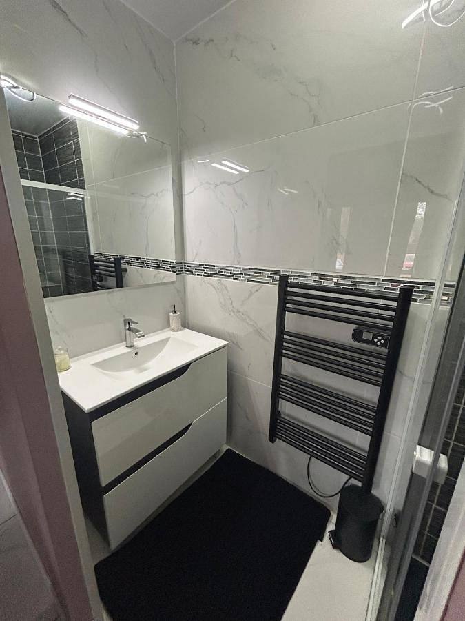 Location de vacances pour 6 personnes, avec terrasse et piscine à Saint-Étienne-de-Tulmont - 4