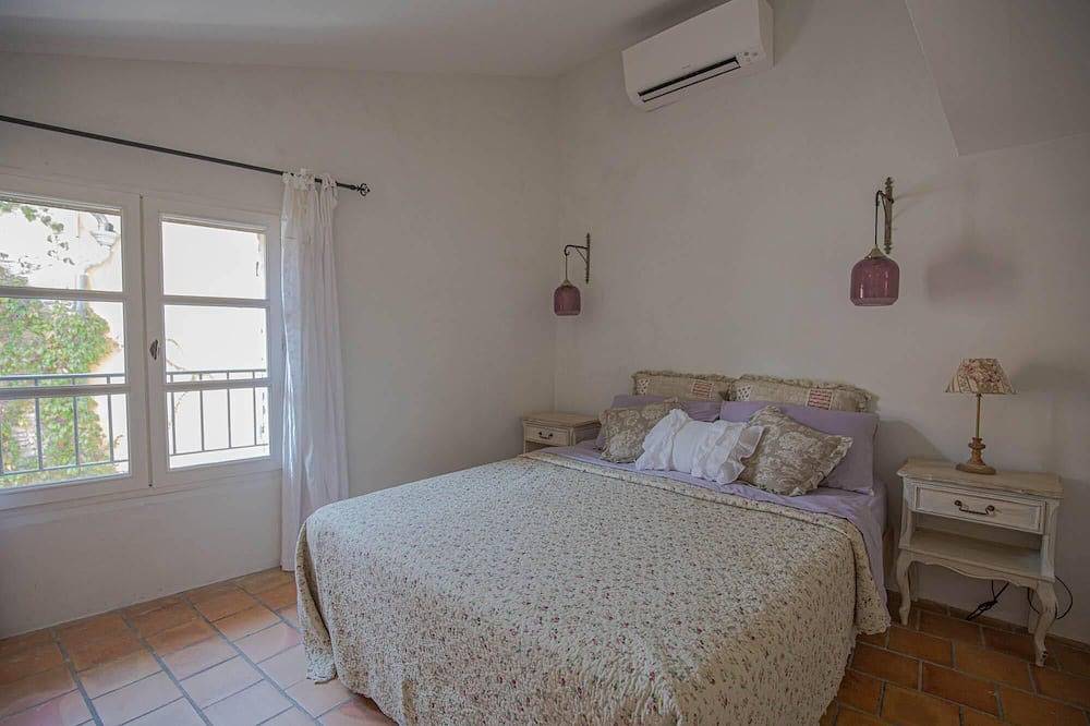 New Listing:  Enchanting home in center of Goult village.  Central A/C. in Goult, Parc naturel régional du Luberon
