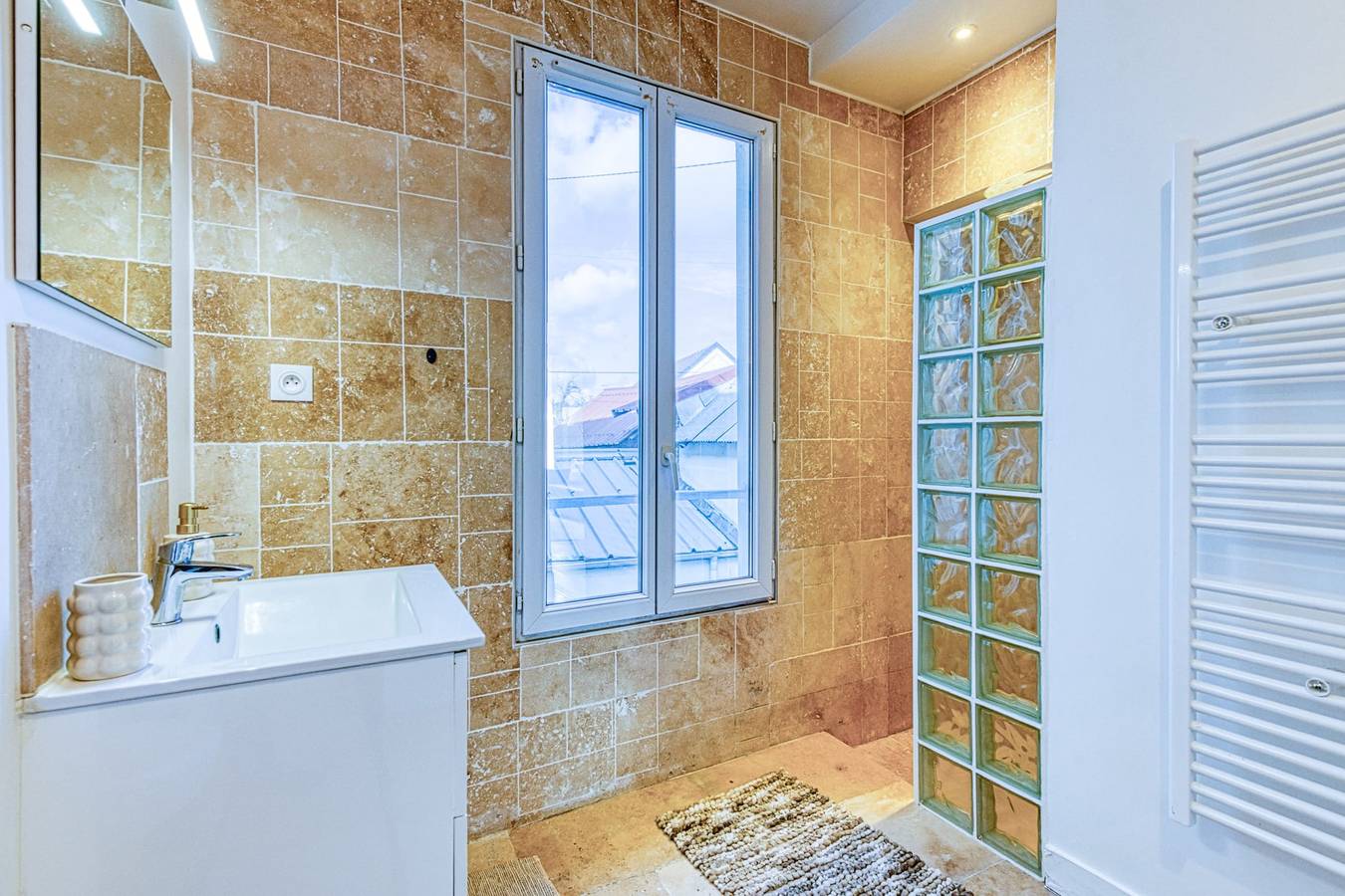 Appartement entier, L'Yvelis -  600m Gare - Parking - Wifi in Les Mureaux, Yvelines