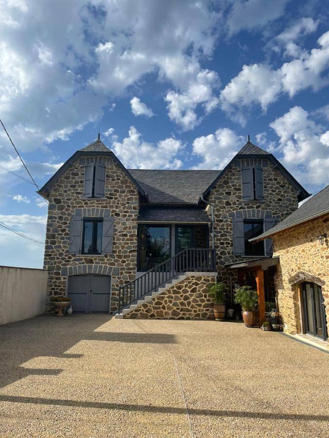 Location de vacances pour 5 personnes, avec piscine et balcon à Sainte-Féréole