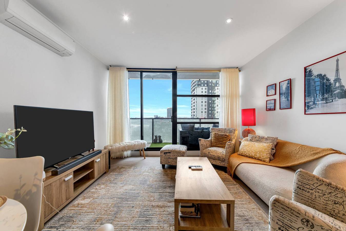 Entire apartment, Luxurious one bedroom apartment with pool in Southbank, Melbourne