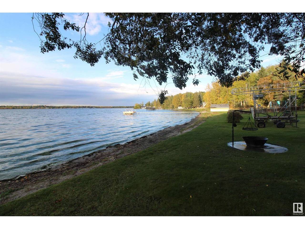 Geräumige 4-Jahreszeiten-Hütte mit Blick auf den See in Silver Sands in Alberta