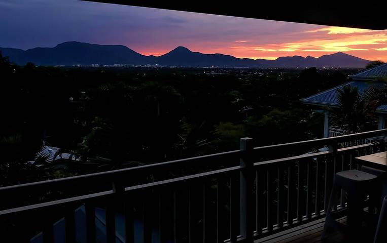 Holiday home for 8 people, with garden and hot tub as well as balcony in Cairns