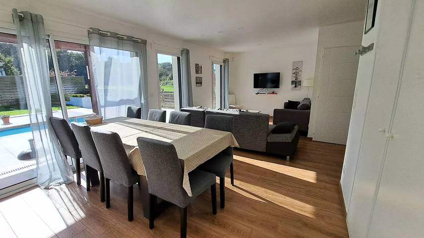 Location de vacances pour 8 personnes, avec vue ainsi que terrasse et piscine à Saint-Augustin - 3