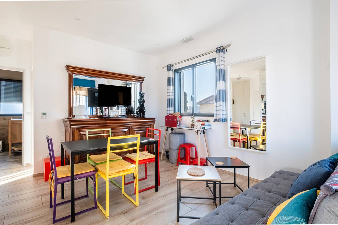 Appartement entier, Appartement 'T3 Cros De Cagnes Bord De Plage' avec terrasse privée, Wi-Fi et climatisation in Cros de Cagnes, Cagnes-sur-Mer