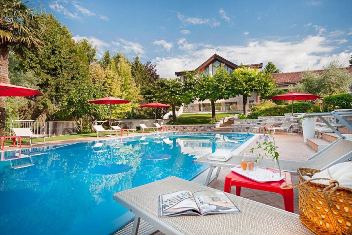 Apartamento entero, Apartamento 'Ares - Oleadei' con vistas a las montañas, Wi-Fi y aire acondicionado in San Felice del Benaco, Montañas Garda