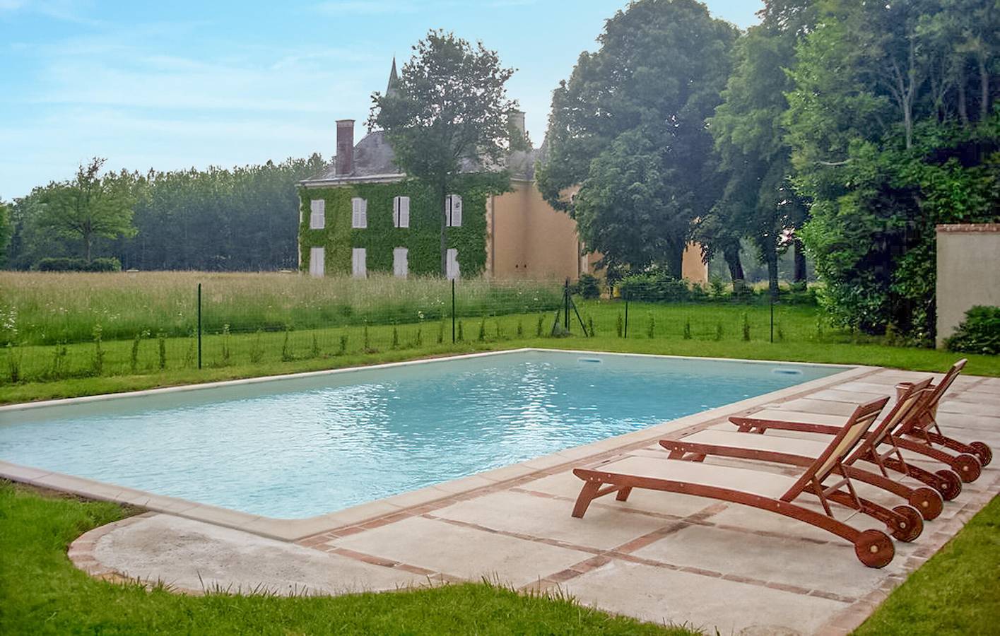 Appartement confortable avec garage, piscine saisonnière, jardin et WiFi in Daon, Mayenne