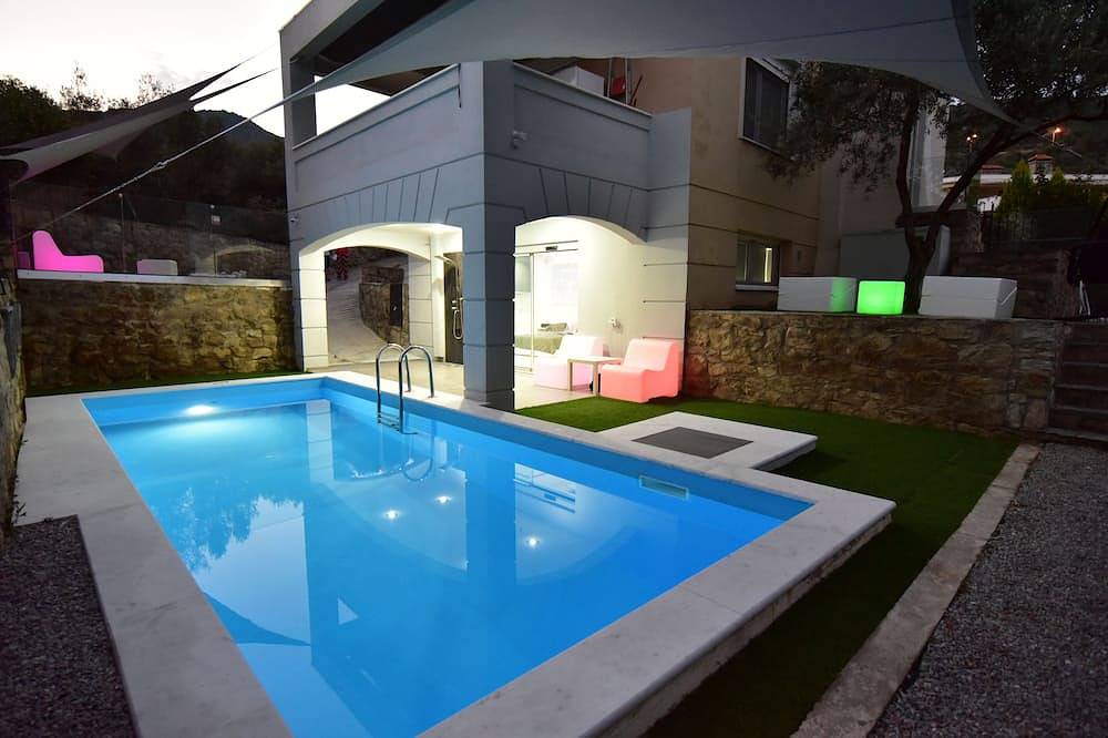 Entire apartment, Alpha Delta Pool Suite in Palaio Tsifliki, Kavala region