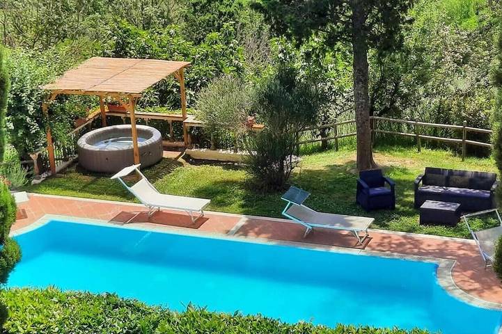 Casa vacanza per 24 persone, con idromassaggio e terrazza in Radicofani