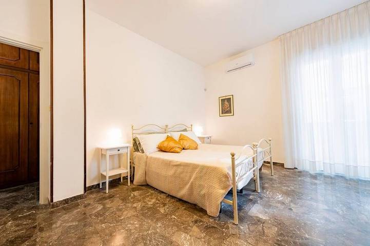 Appartement entier, Guesthost - Colorful 60 sqm apartment with balcony, just a 5-minute walk from the sea. The accommodation is located on the first floor of a building with lift and can host up to 2 guests.The building is situated in a quiet residential area, well served b in Pescara, Province de Pescara