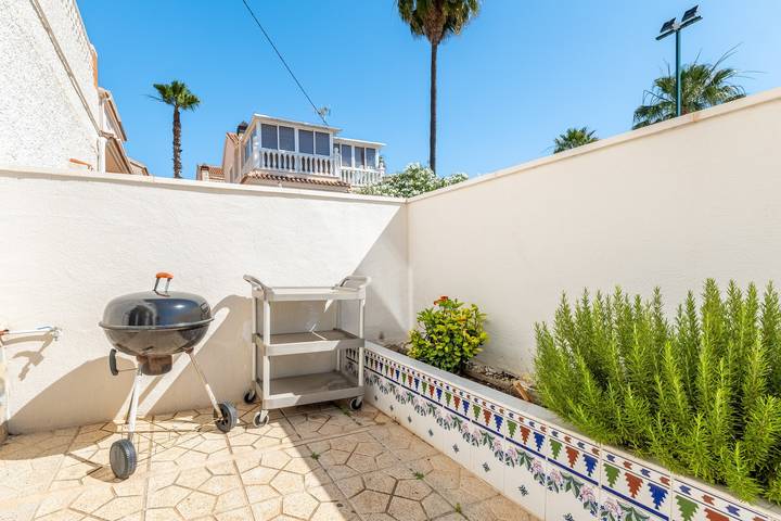 Apartamento 'Las Calas Deluxe B' con piscina compartida, terraza privada y Wi-Fi in Las Calas, Torrevieja