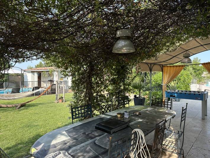 Location de vacances pour 8 personnes, avec jardin ainsi que piscine et terrasse, animaux acceptés à Cabrières (Gard)