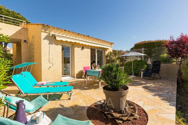 Location de vacances pour 5 personnes, avec Balcon/Terrasse ainsi que Jardin et Piscine dans Plage Du Grand Boucharel Saint Aygulf