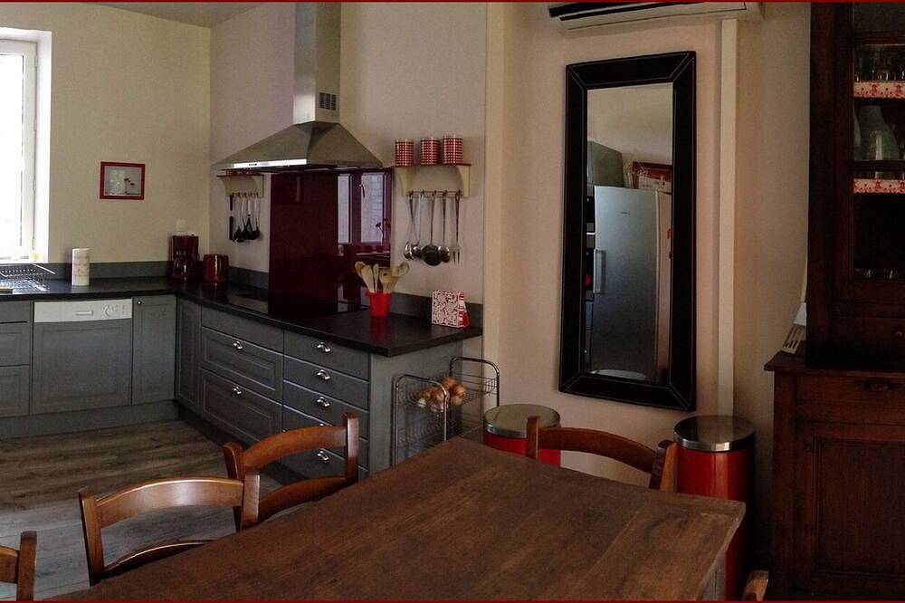 Gîte pouvant héberger jusqu'à 12 personnes pour des vacances conviviales in Conques-en-Rouergue, Aveyron