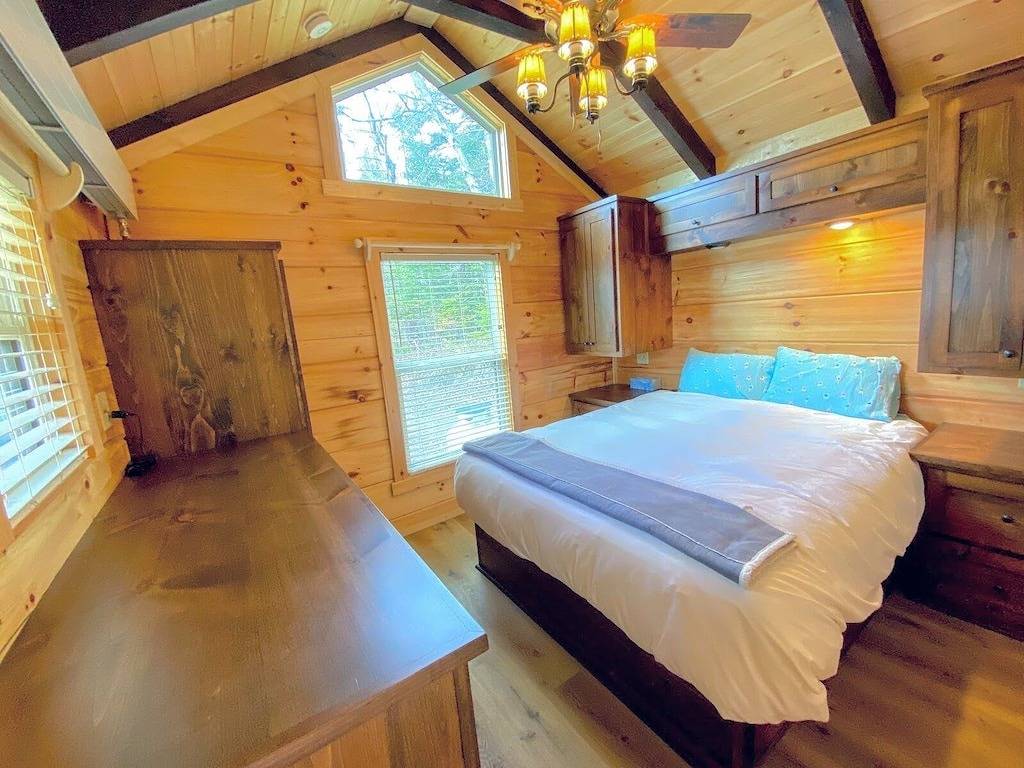 B10 Awesome \"Tiny Home\" A/C, Mountain Views, Minutes to Skiing, Hiking, Attractions, Dog Friendly! in Carroll, Coös County