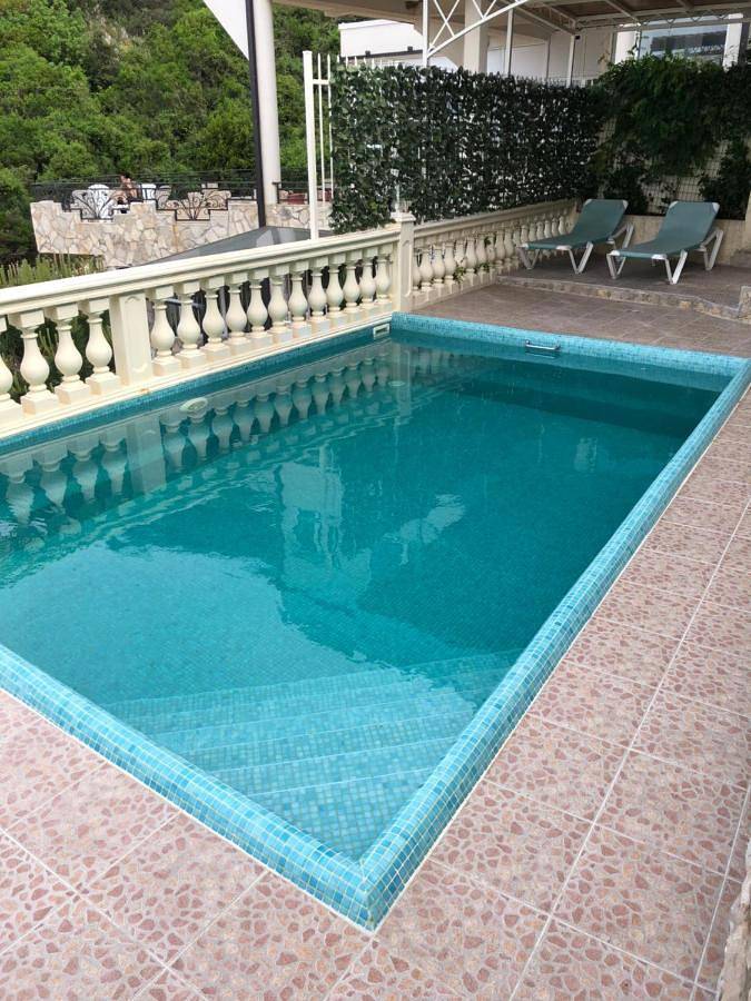 Villaggio vacanza per 4 persone, con Terrazza e Giardino nonché Piscina e Sauna in Montenegro