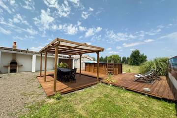 Gîte pour 9 personnes, avec terrasse et jardin à Grues