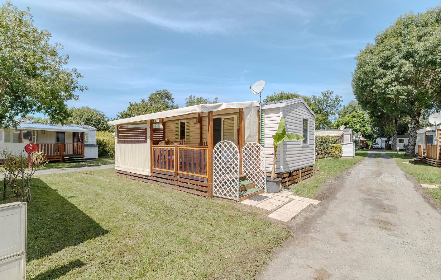 Mobil-home confortable avec piscine, jardin et parking à 1 km de La Grande Conche in Saint-Georges-de-Didonne, Côte de Beauté