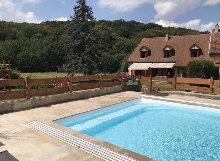 Gîte pour 13 personnes, avec jardin ainsi que terrasse et piscine, animaux acceptés