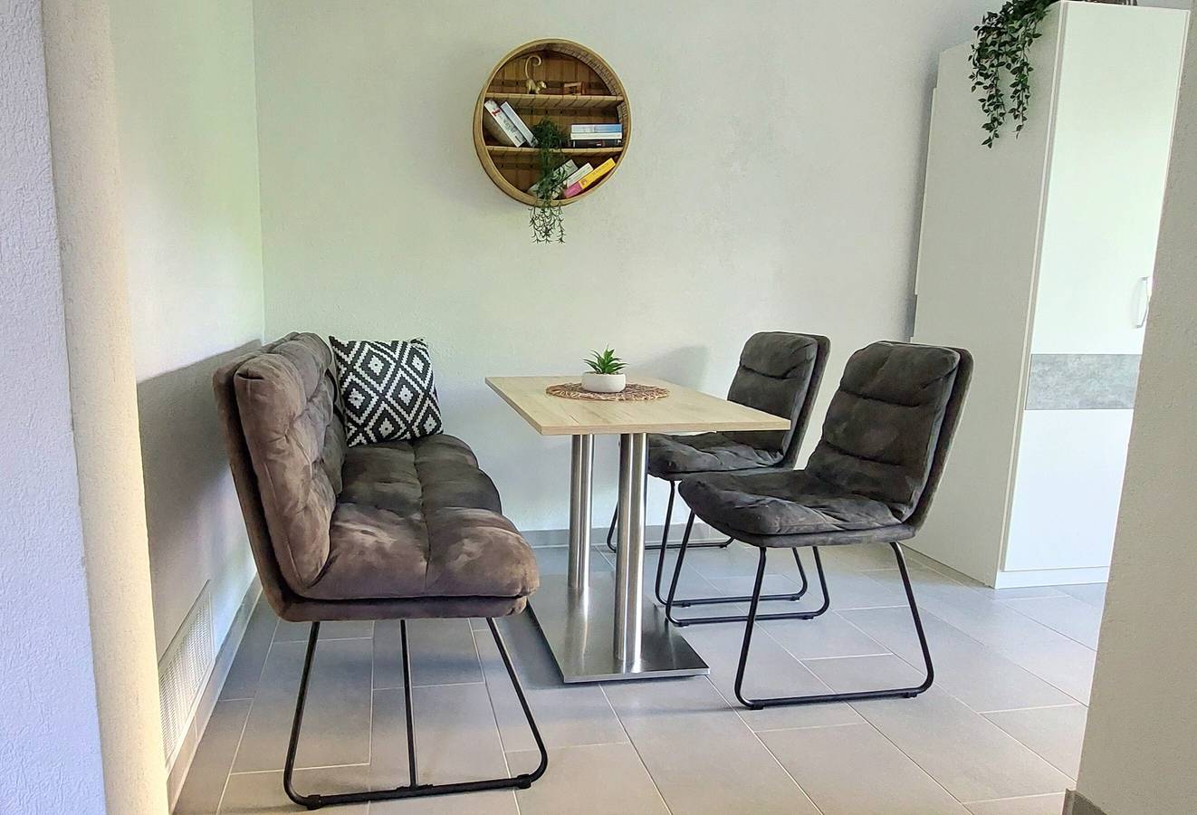 Ganze Wohnung, Ferienwohnung 'Anna' mit privater Terrasse und Gemeinschaftsgarten in Gaienhofen, Untersee