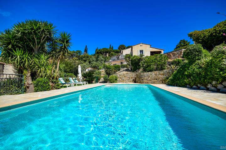 Gîte pour 8 personnes, avec Piscine à Roquebrune-sur-Argens - 2