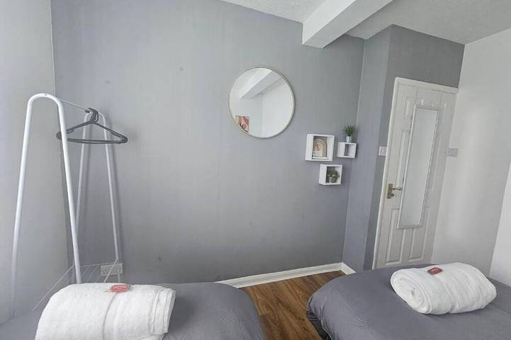 Entire apartment, Affordable Stylish Fully Furnished 2 Bedroom Apartment,sleeps upto 6 people in Hertfordshire