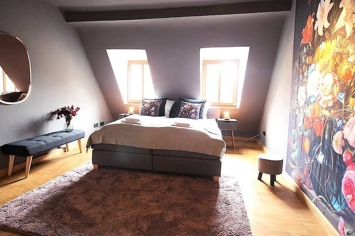 The George Rooms No. 32 "Dark Floral" in Würzburg, Fränkisches Weinland
