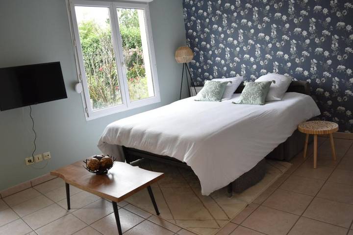 Location de vacances pour 2 personnes, avec Terrasse ainsi que Jardin et Piscine à Meyzieu